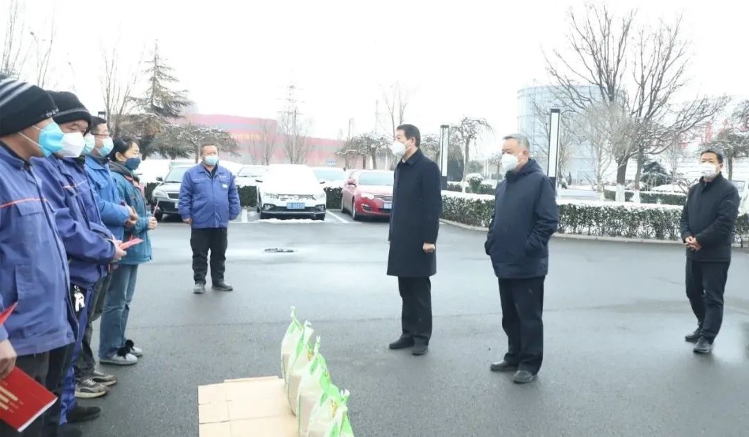 王宝玉书记到完美官方在线入口看望慰问职工和劳模李静敏