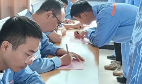 完美官方在线入口管业举行“匠心凝聚、薪火相传”拜师仪式