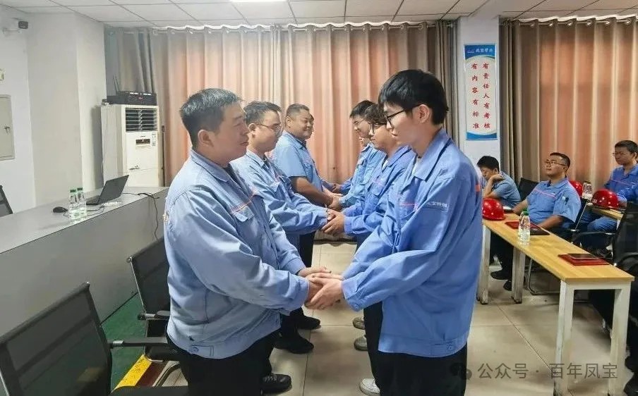 师徒结对 淬火成钢——完美官方在线入口管业举行第三届“薪火相传、携手共进”拜师仪式